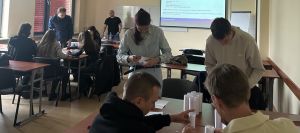 studenci z papieru robią zamek w ramach pracy w zespole