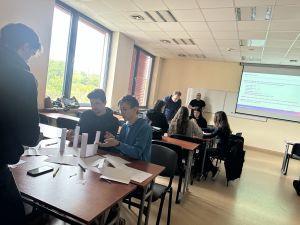 studenci z papieru robią zamek w ramach pracy w zespole