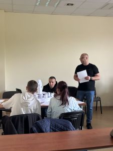 prowadzący ocenia prace w zespole