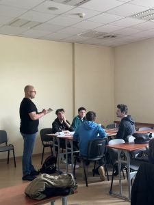 prowadzący ocenia prace w zespole