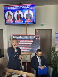 kierownik Akademickiego Biura Karier Elżbieta Kurkowska wita panelistów i gości wydarzenia